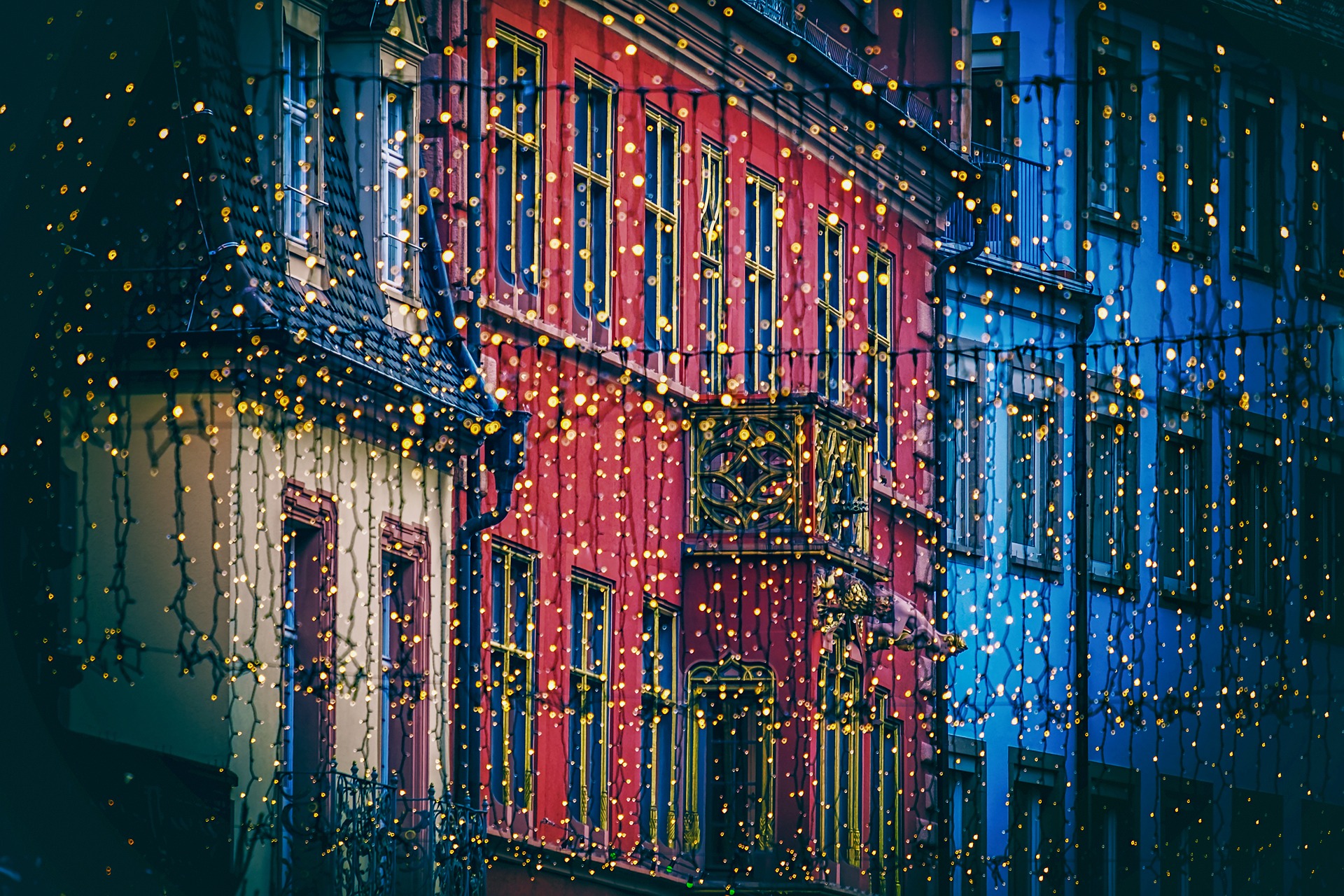 Freiburg lichterkette-3834926_1920